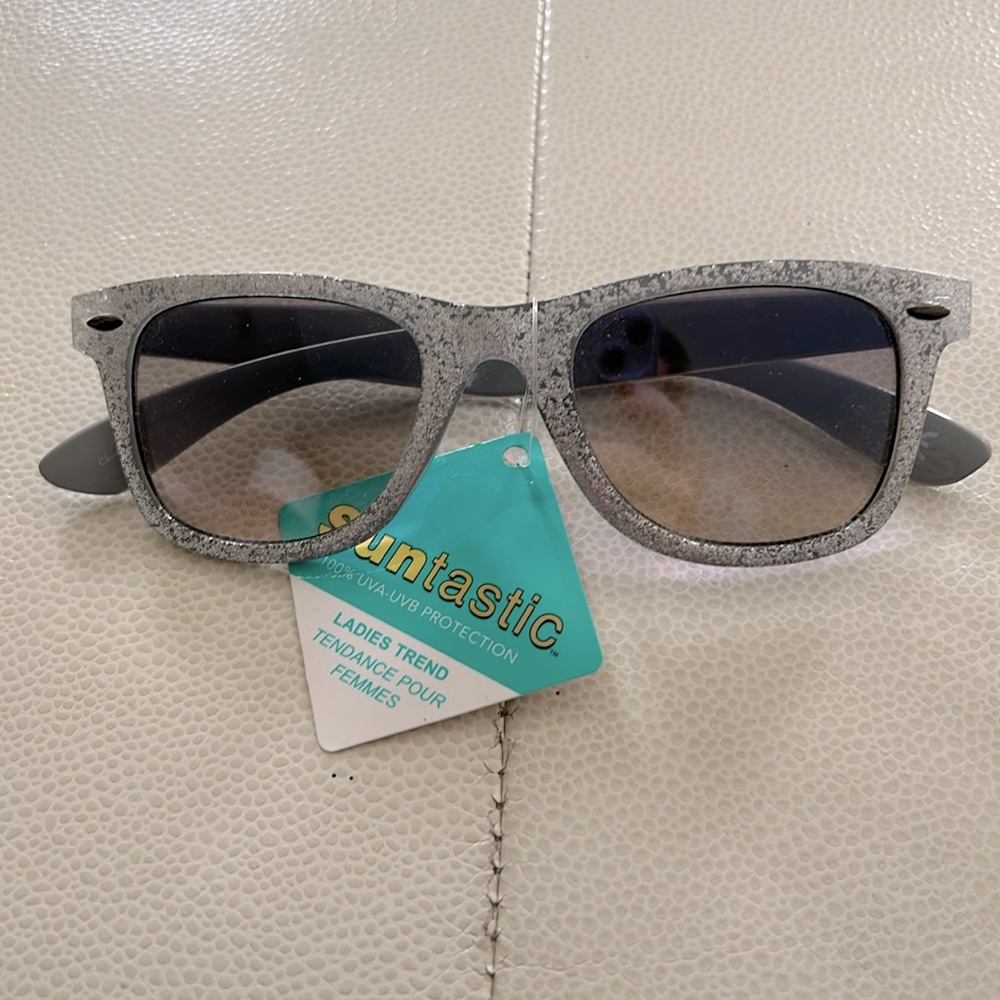 Women’s Suntastic Sunglasses NWT Silver 100% UVA UVB Protection Glitter Glam